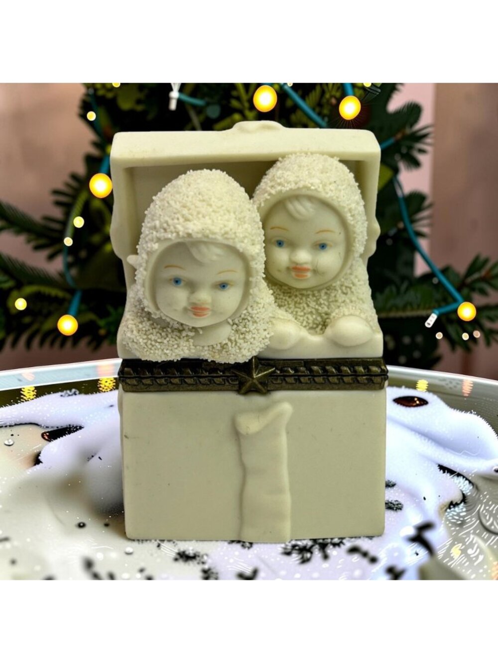 Snowbabies "Surprise" Department 56  Vintage Hinged Trinket Box Porcelain 1997